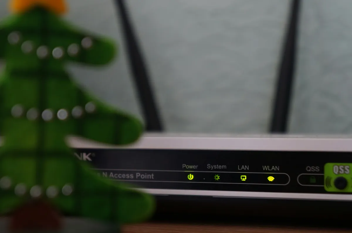 Wireless access point with antennas and illuminated network indicators