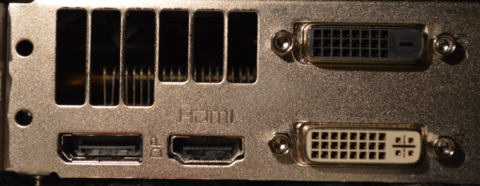 Graphics card bracket with DisplayPort at lower left, HDMI beside it with an HDMI marking above, and two DVI sockets on the right.